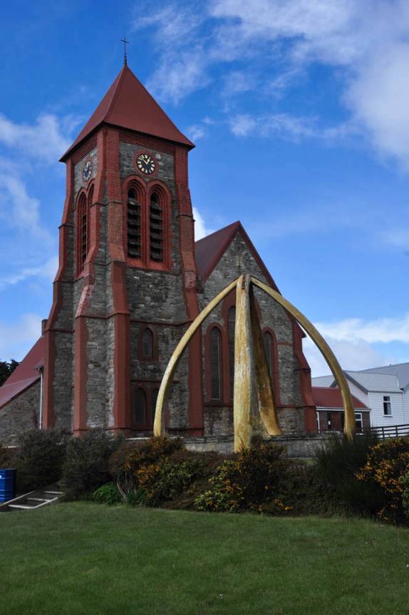 Os ossos de baleia azul e a catedral anglicana, uma das cenas clássicas de Port Stanley, a capital de Falkland